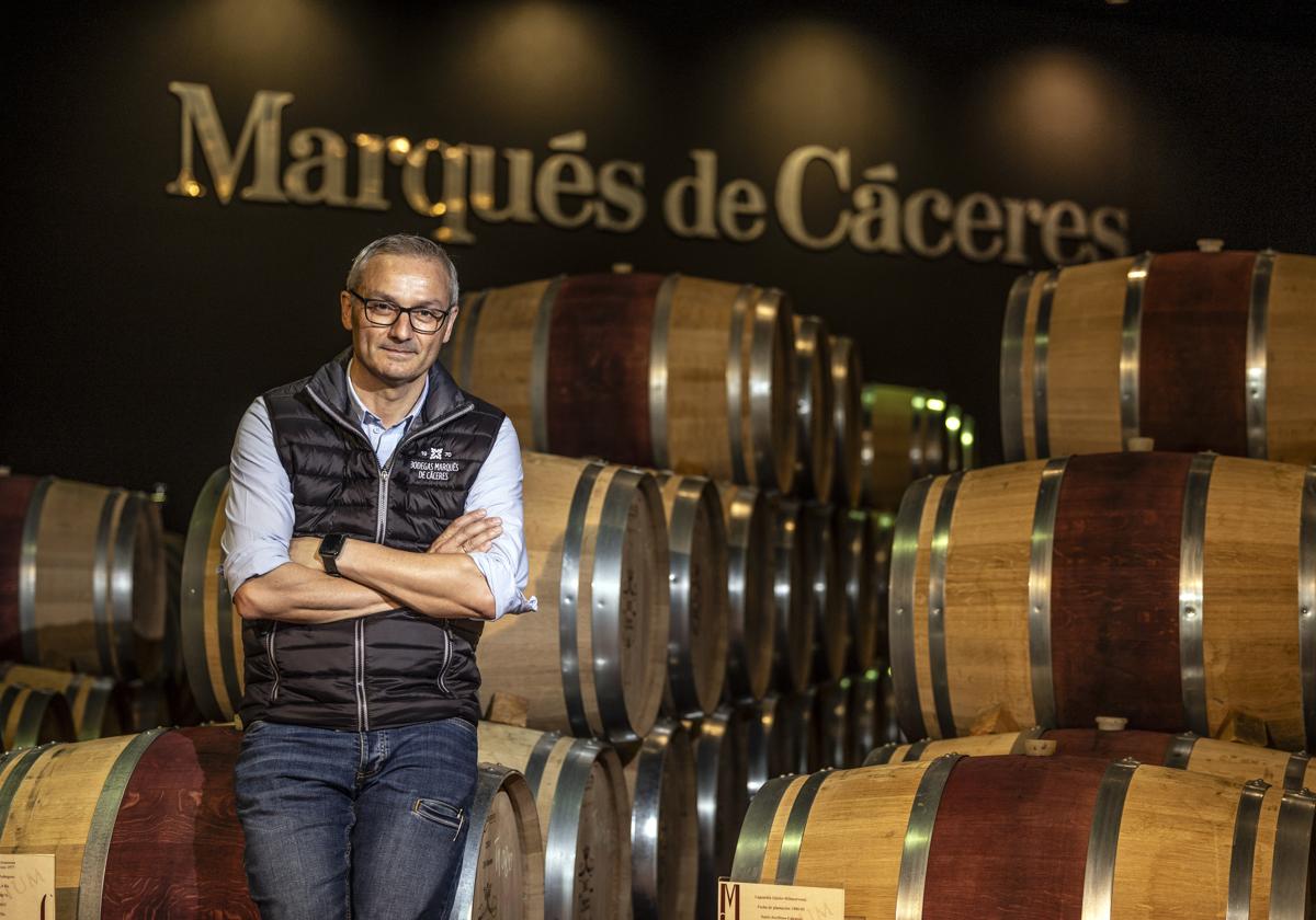 Fernando Costa, en la sala de barricas de Marqués de Cáceres