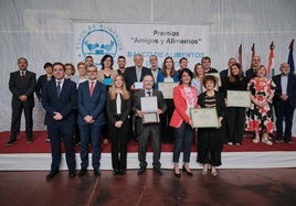 Foto de familia de los galardonados en los premios 'Amigos y alimentos'.