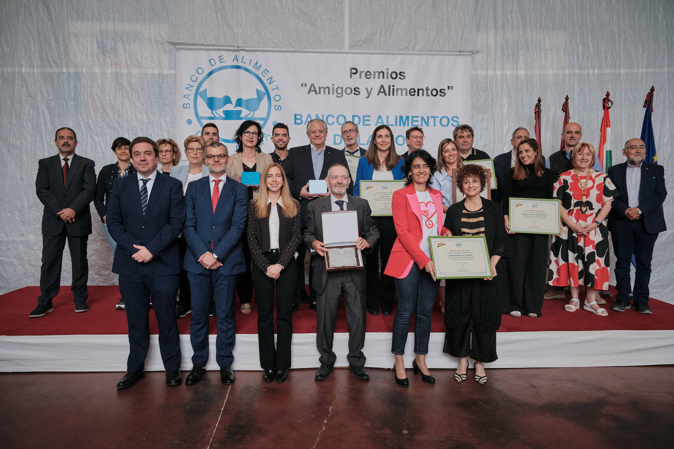 Foto de familia de los galardonados en los premios 'Amigos y alimentos'.