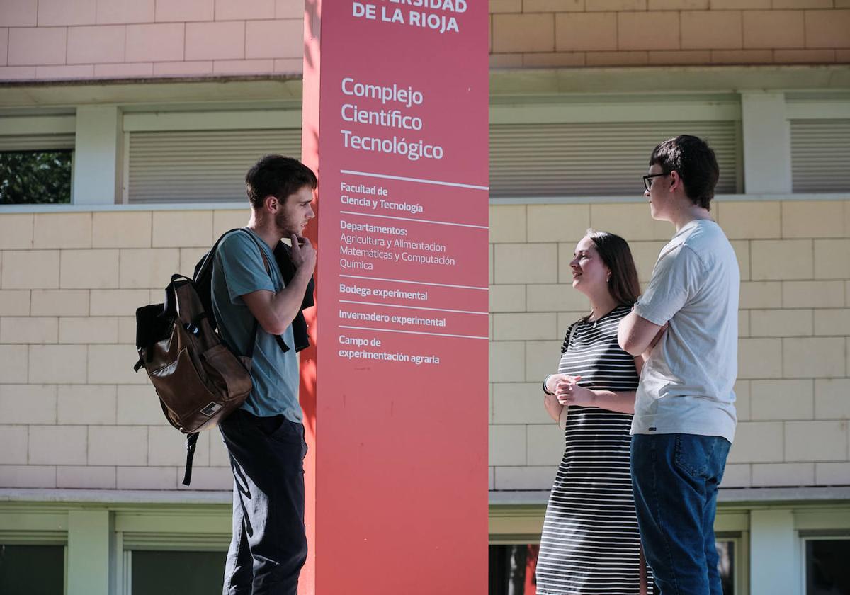 Los alumnos Daniel Vallés, María Bueno y Mauro Martínez de Quel, en el exterior del Complejo Científico Tecnológico de la UR.