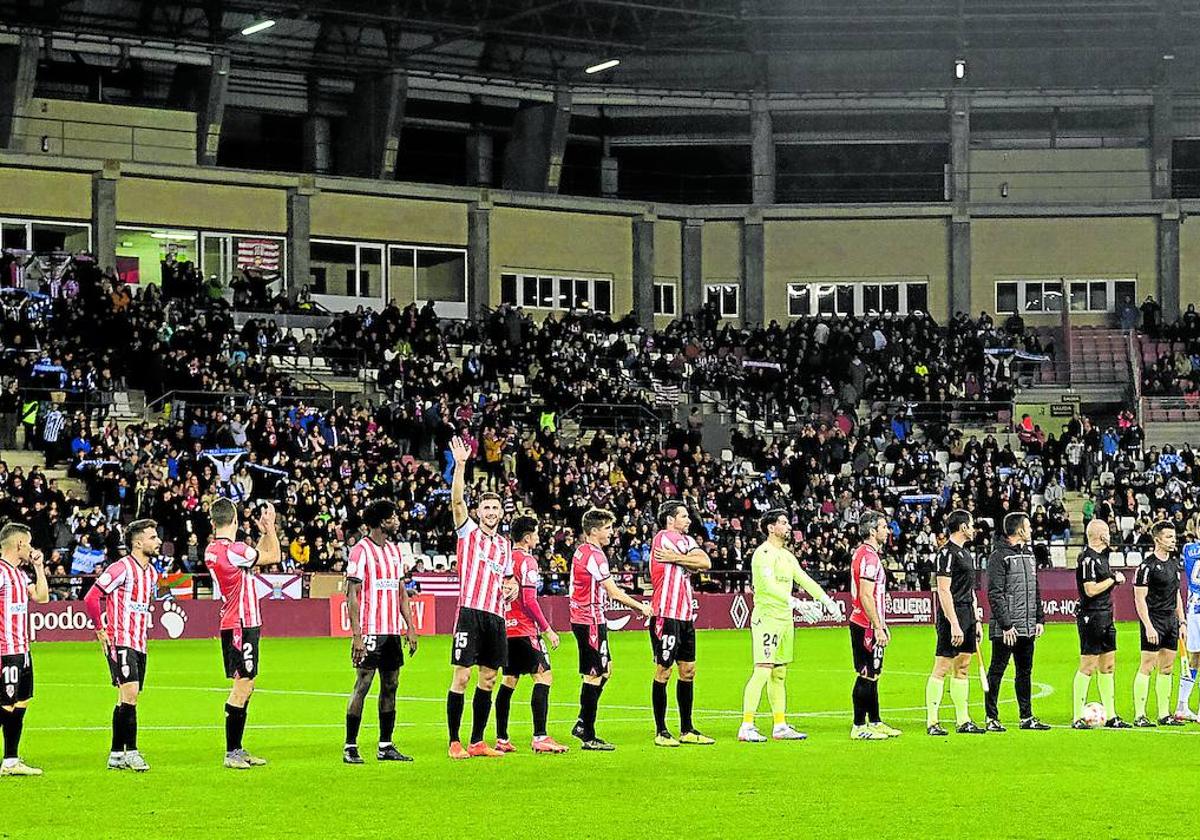 Los jugadores de la UD Logroñés y Real Sociedad saludan al público, que llenó el campo el 4 de enero del 2023.