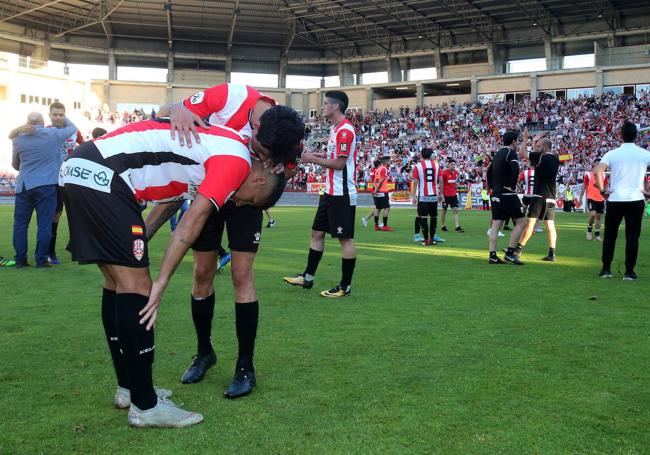 Los jugadores de la Unión Deportiva Logroñés acabaron cabizbajos el partido ante el Hércules. El ascenso, por tercera vez, se había esfumado.