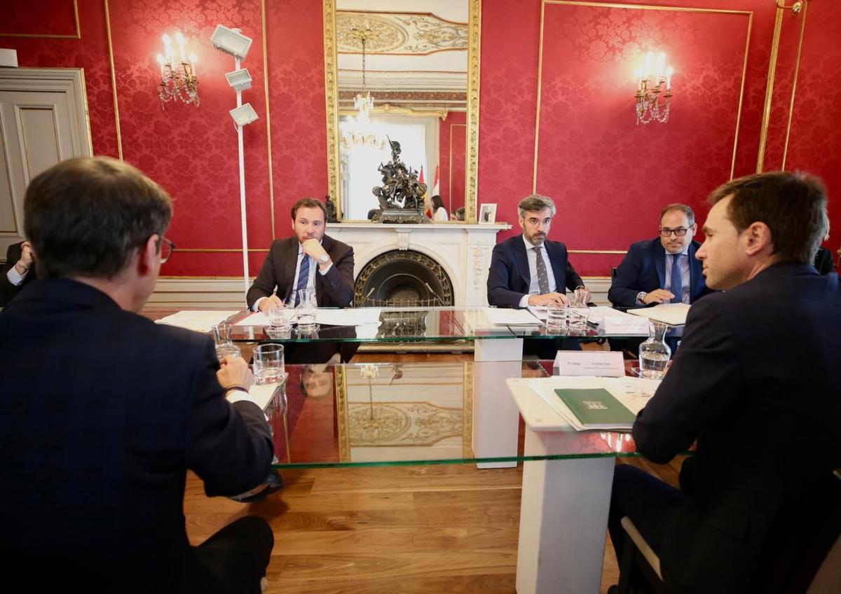 Imagen secundaria 1 - Puente espera que dentro de un año pueda haber otro tren a Madrid por La Rioja Baja