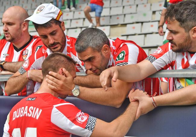 Aficionados de la UDL abrazan a Dubasin, autor (a pase de Dani Pinillos) del único gol que la UDL le marcó al Villarreal B.