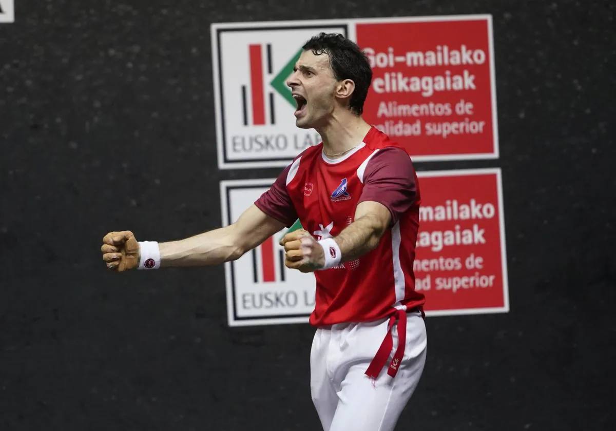 Altuna, nuevo campeón del Manomanista, durante la final de este domingo en Bilbao.