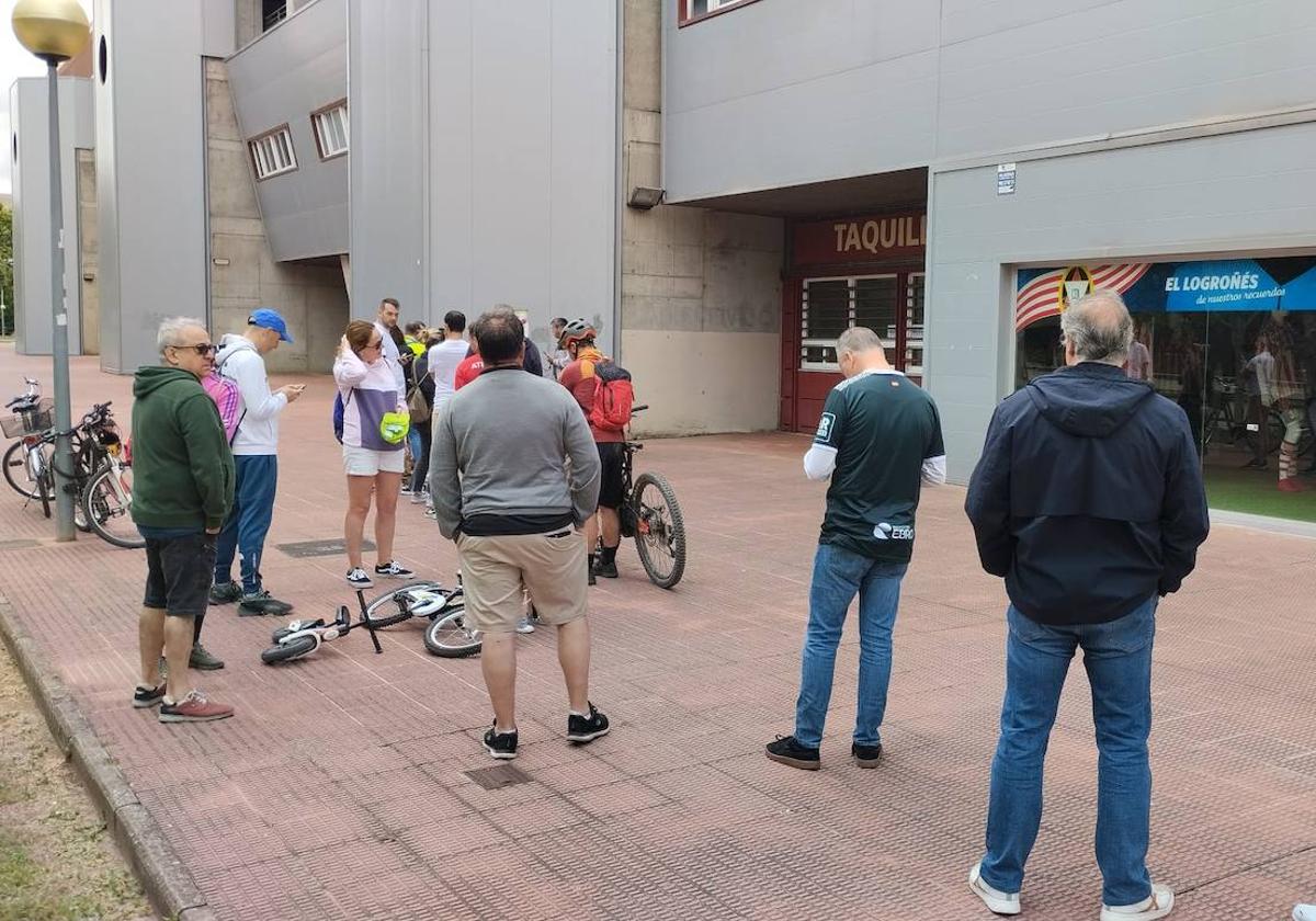 Aficionados blanquirrojos esperan la apertura de las taquillas.