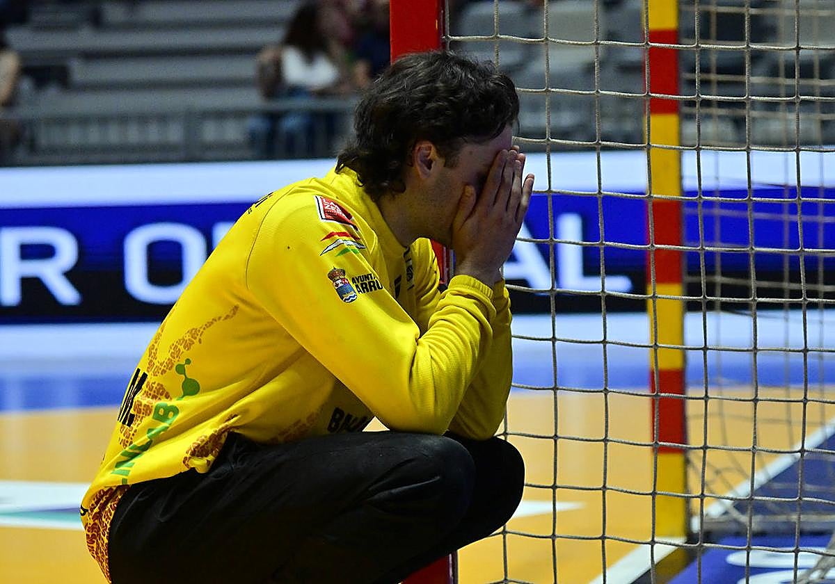 Xoan Ledo lamenta un tanto recibido en contra durante el encuentro ante el Torrelavega.