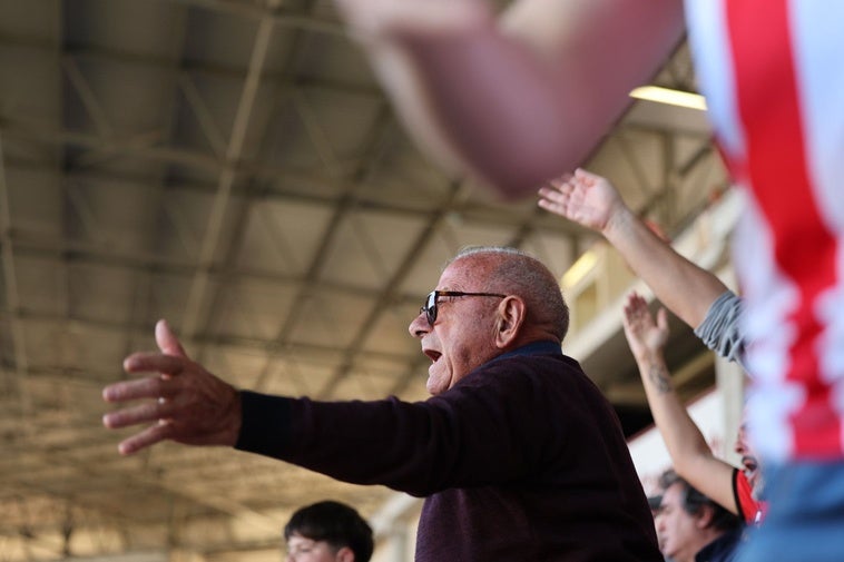 Miguel Ángel Martínez protesta, en un momento del partido de este domingo.