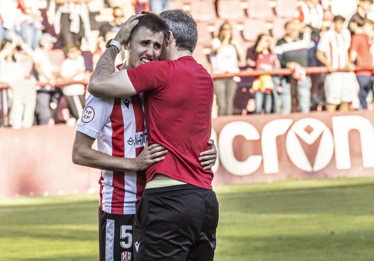 Iñaki abraza a Sarriegui al término del partido.