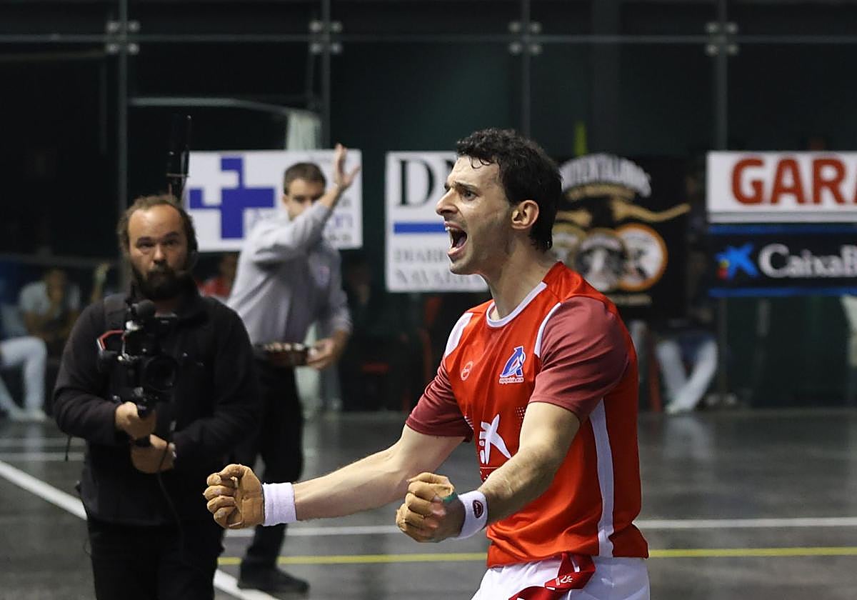 Altuna III celebra un tanto durante el torneo Manomanista.