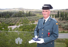 El guardia civil Antonio Segur Alviz, con la condecoración prendida en su pecho.