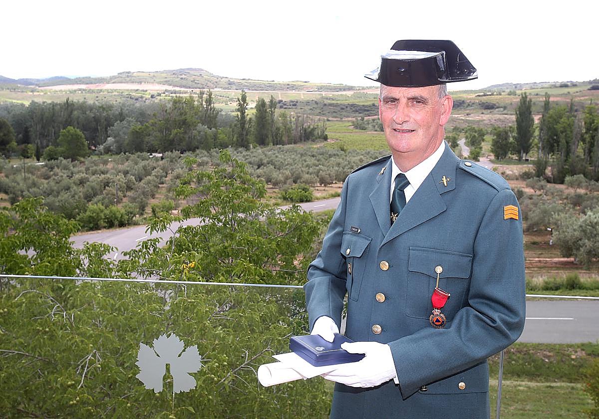 El guardia civil Antonio Segur Alviz, con la condecoración prendida en su pecho.