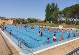 Imagen de archivo de la piscina del polideportivo en verano.