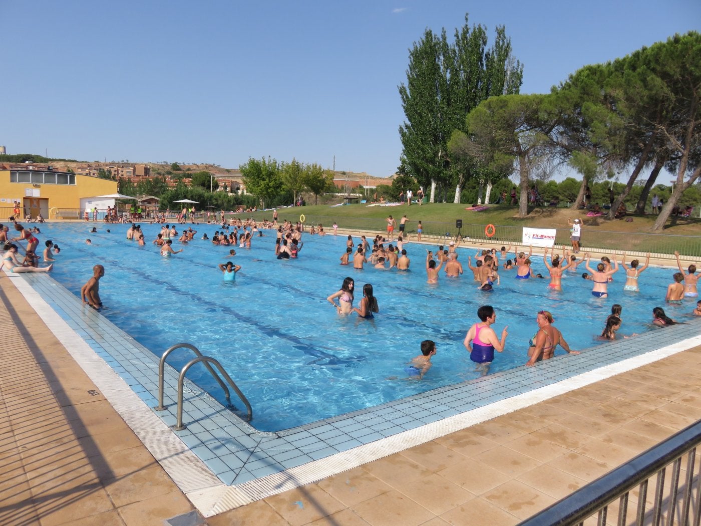 Imagen de archivo de la piscina del polideportivo en verano.