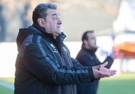 Carlos Pouso da instrucciones en un partido con el Calahorra