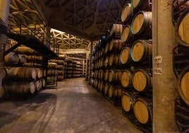 Sala de barricas de una bodega de Rioja