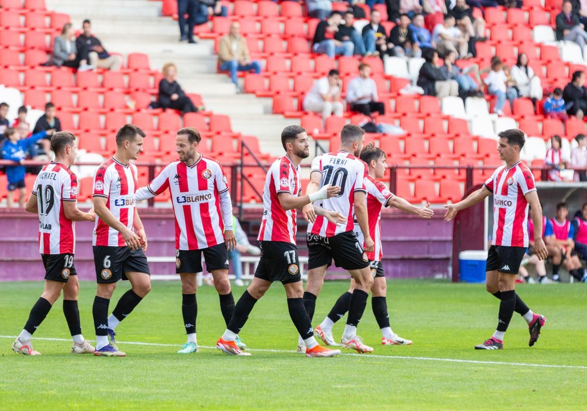 Los jugadores de la SDL celebran un gol.