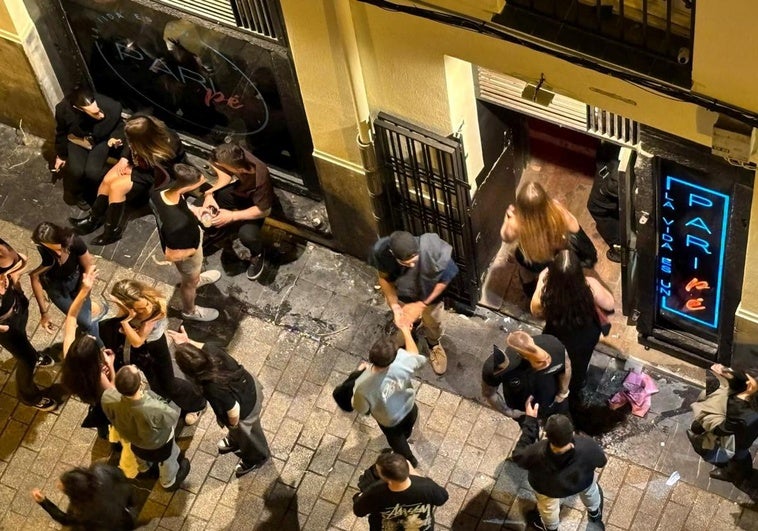 Consusmo de bebidas en la puerta de un local del centro histórico durante la madrugada