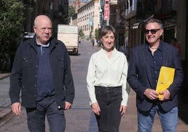 Óscar Salazar (UAGR-COAG), Mamen Carrillo (UAGR-COAG) y Jaume Bernis (COAG), en la calle Portales.