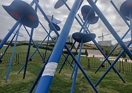 El conjunto escultórico, con las vallas y las advertencias que se han colocado