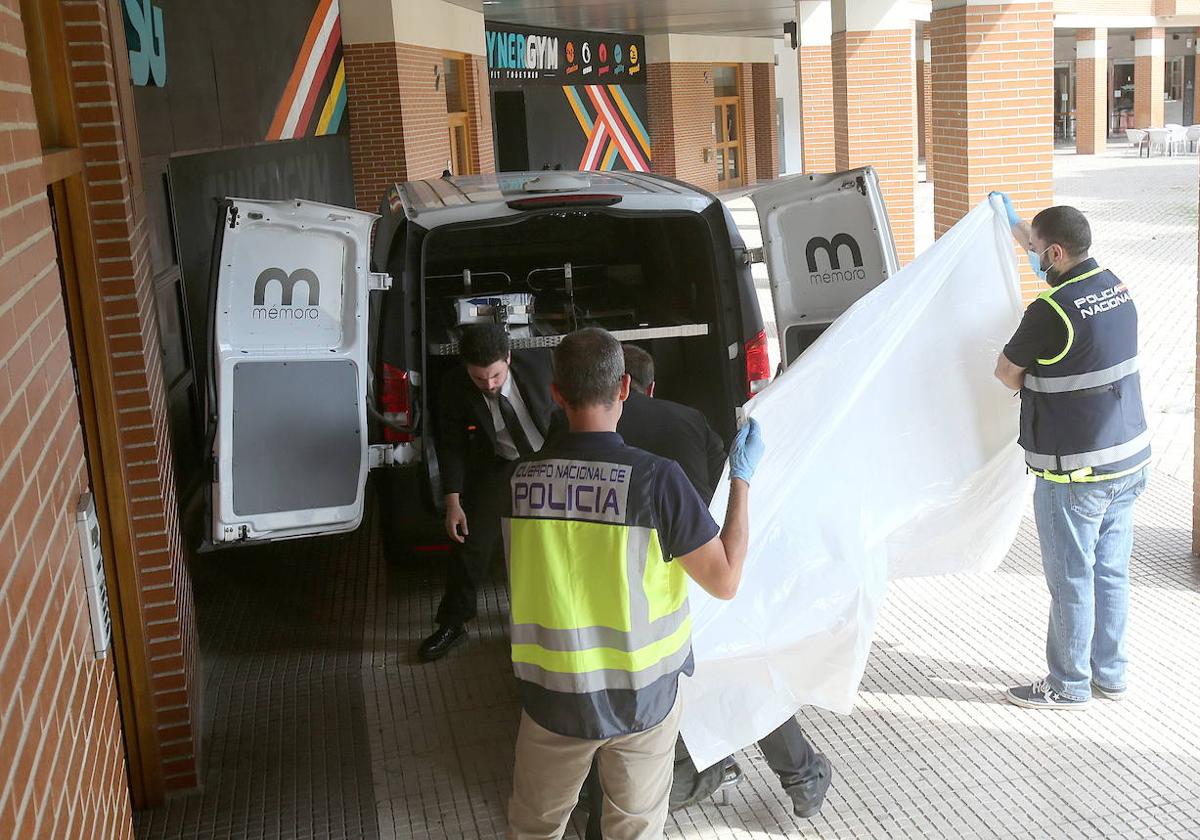 Trabajadores de la funeraria trasladan el cuerpo de Salwa.