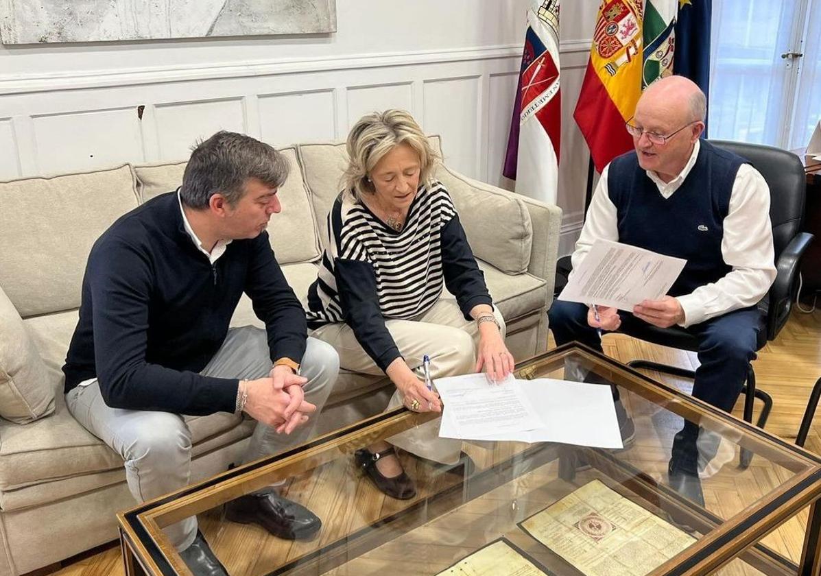 Firma del convenio entre el Ayuntamiento y Cruz Roja.