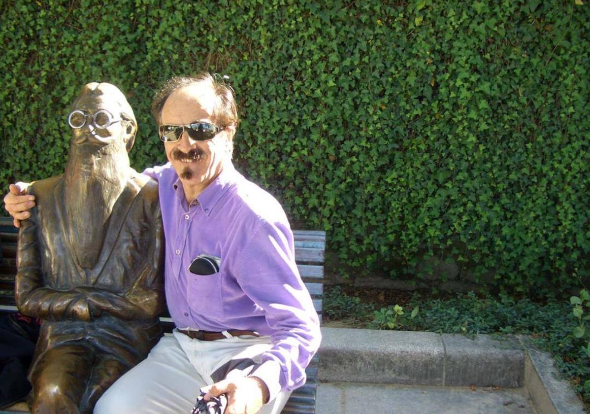 El escritor logroñés Luis Martínez de Mingo, junto al monumento a Valle en Santiago.