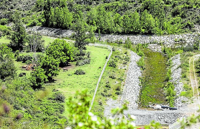 Vista superior del canal de desembalse de la presa.