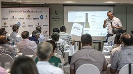 Fernando Costa, enólogo de Marques de Cáceres, presentando uno de sus vinos
