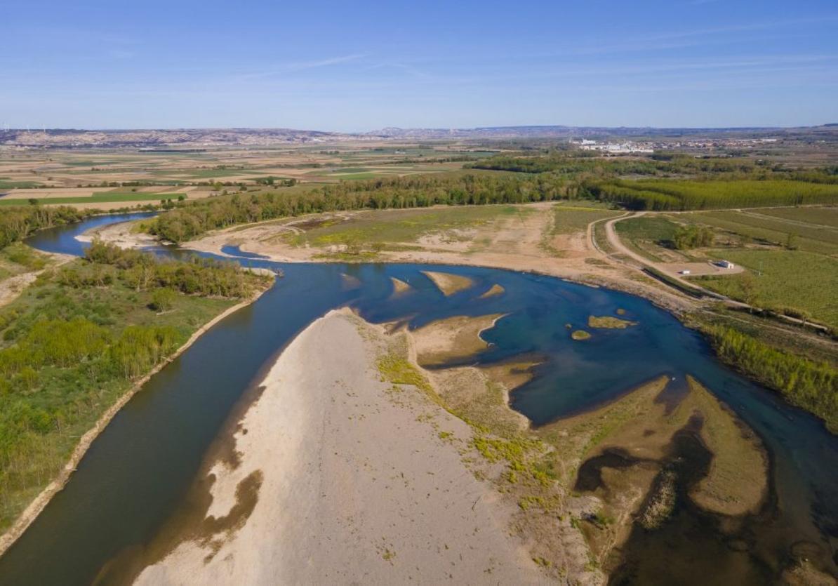 El retranqueo del mazón ha definido en el meandro una zona de desagüe para el río en el caso de crecida, medida que frena la velocidad en la curva cerrada de salida.