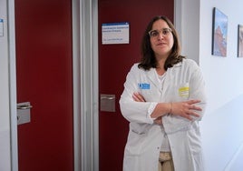 Laura Bea, coordinadora asistencial de Atención Primaria, en la puerta de su despacho.