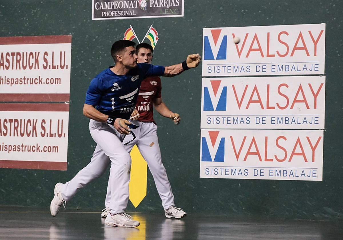 Víctor entra de zurda ante la mirada de Labaka.