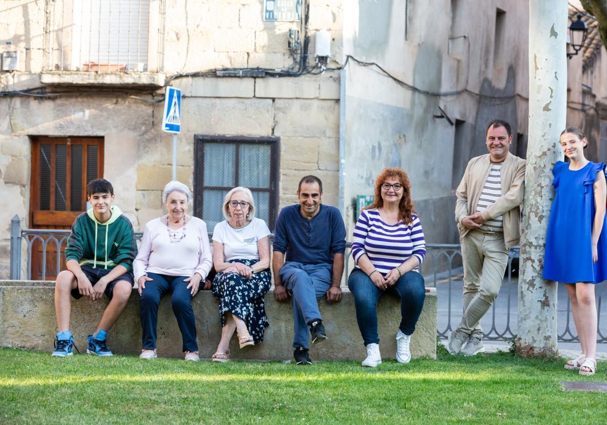 De izquierda a derecha: Mikel (15 años, estudiante), Felisa (87, pensionista), Claudina (75, pensionista), Juan Carlos (54, agricultor), María Ángeles (57, administrativa), Francisco (50, periodista) y Nora (12, estudiante); todos ellos vecinos de Cenicero y nacidos en un noveno de junio.