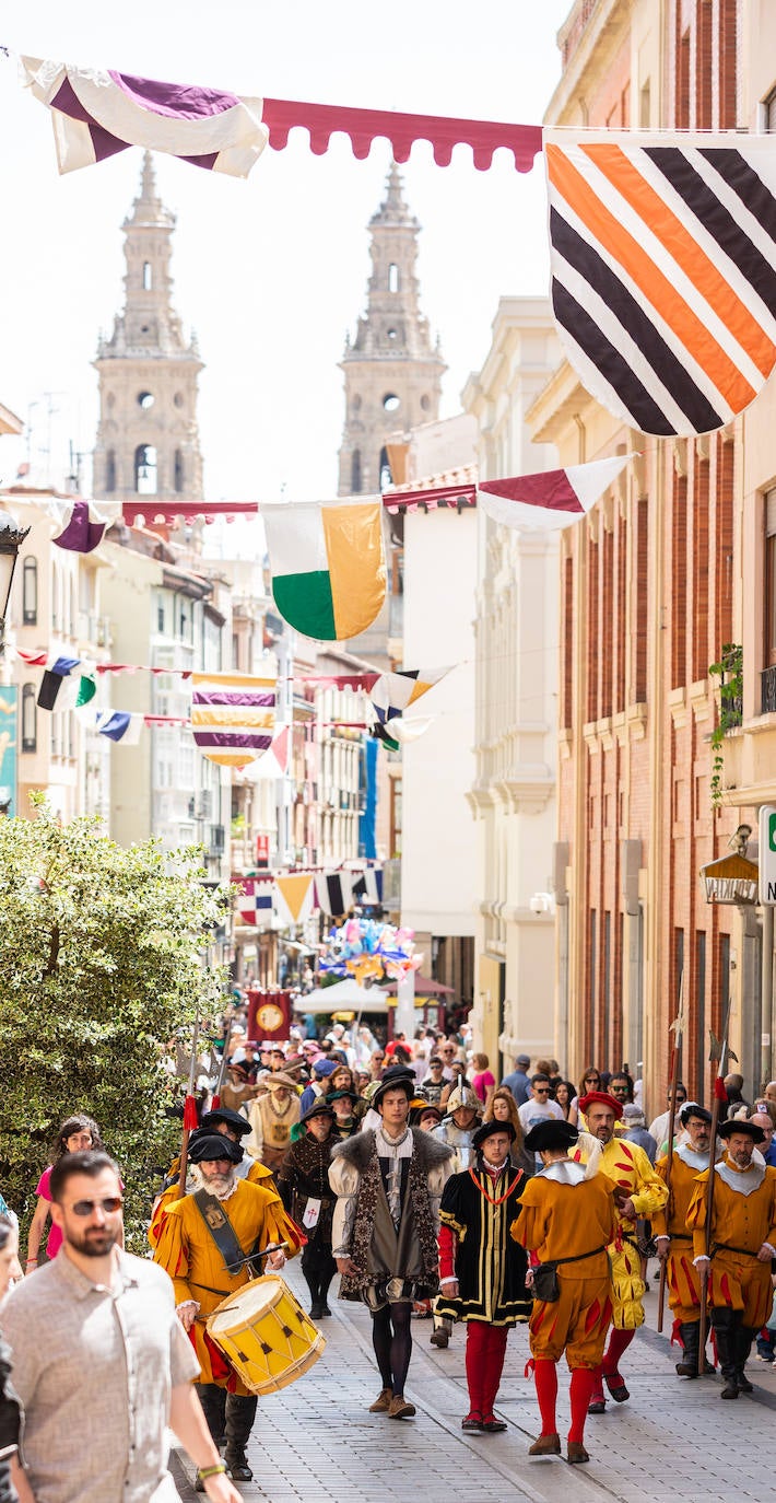 Desfile de Carlos V por las calles de Logroño