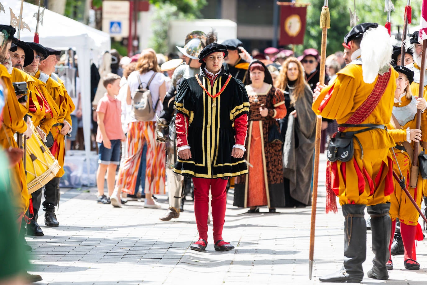 Desfile de Carlos V por las calles de Logroño