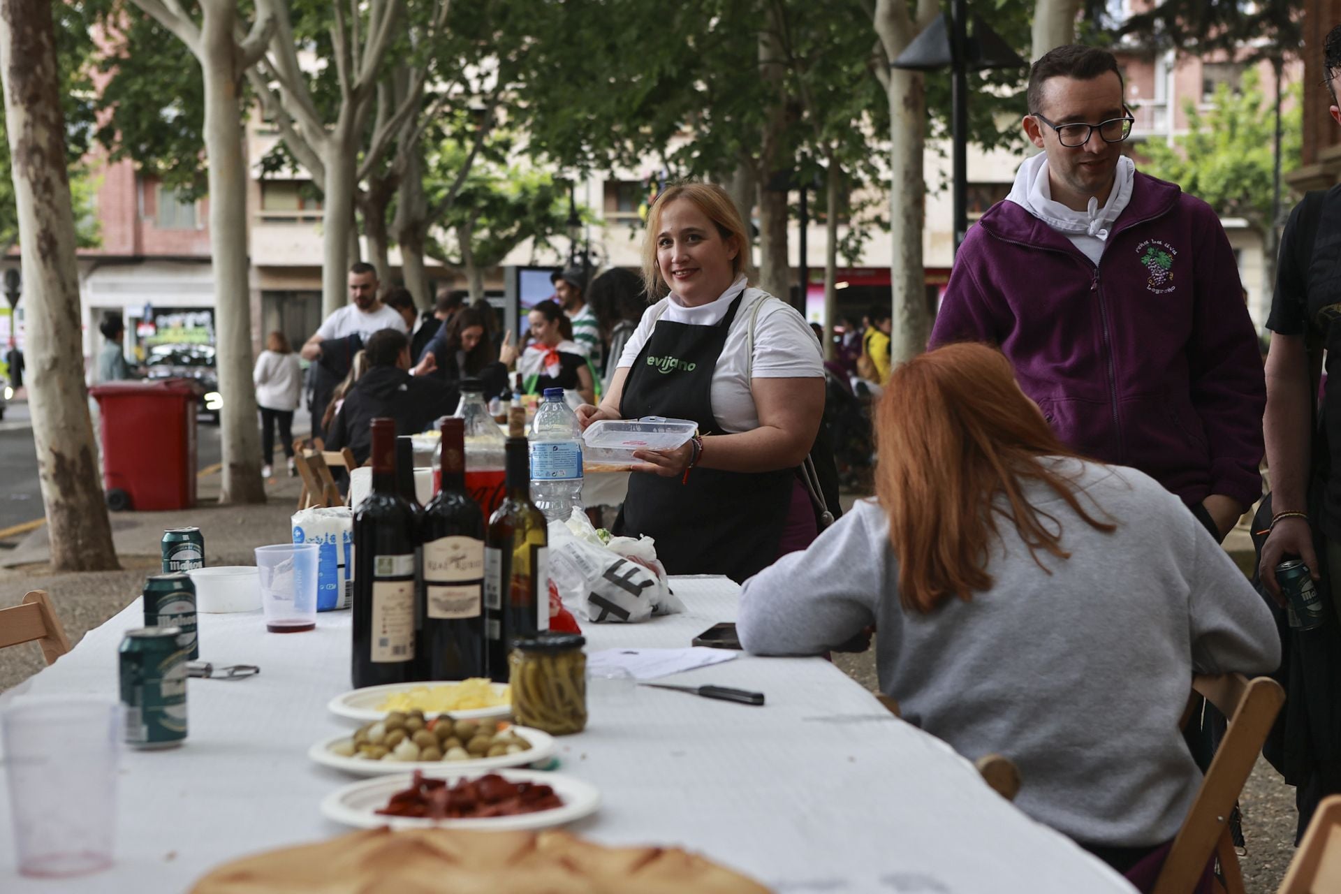 En la plaza del Ayuntamiento la peña La Unión ha montado sus puesto para la degustación