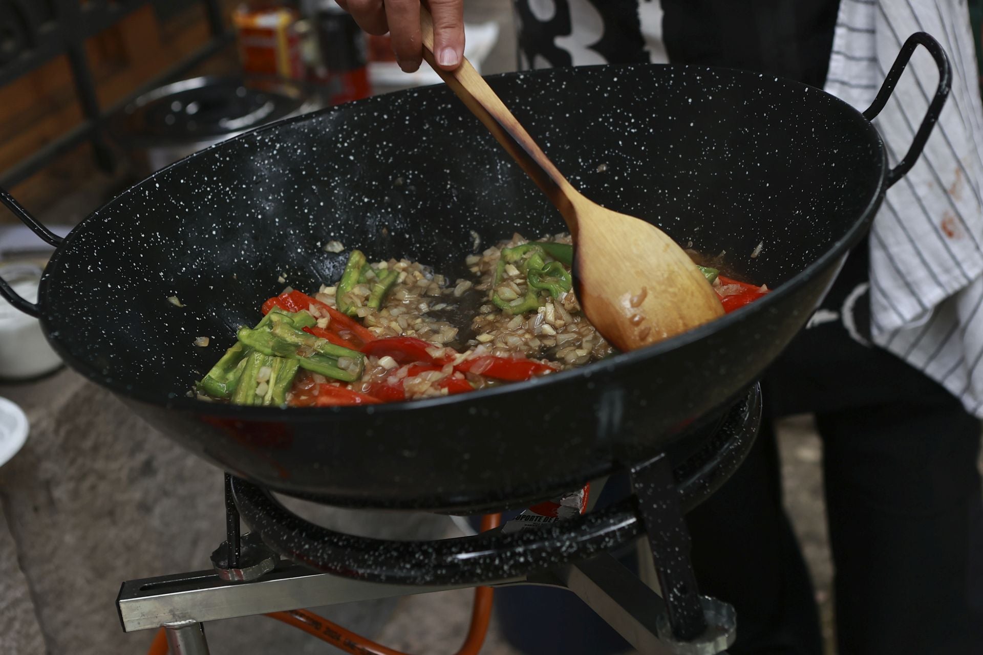 En la plaza del Ayuntamiento la peña La Unión ha montado sus puesto para la degustación