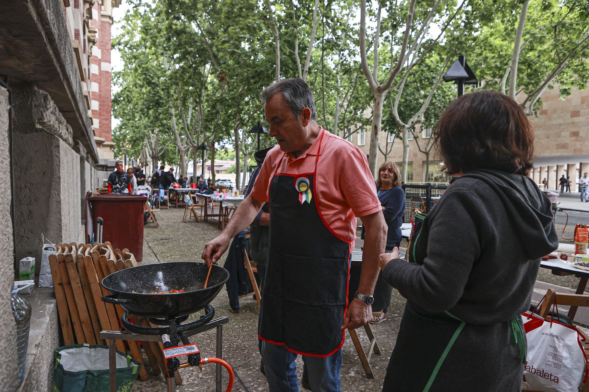 En la plaza del Ayuntamiento la peña La Unión ha montado sus puesto para la degustación