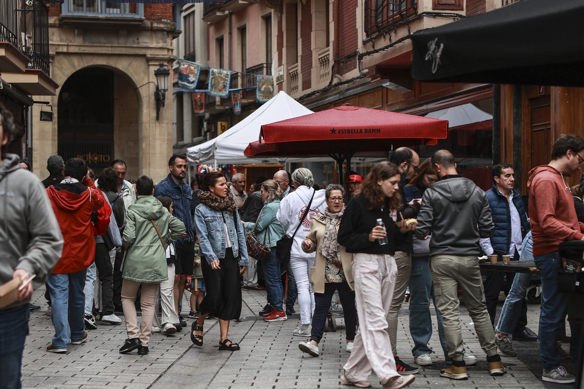 Degustación de gulas en la plaza Martínez Zaporta, de la peña Simpatía