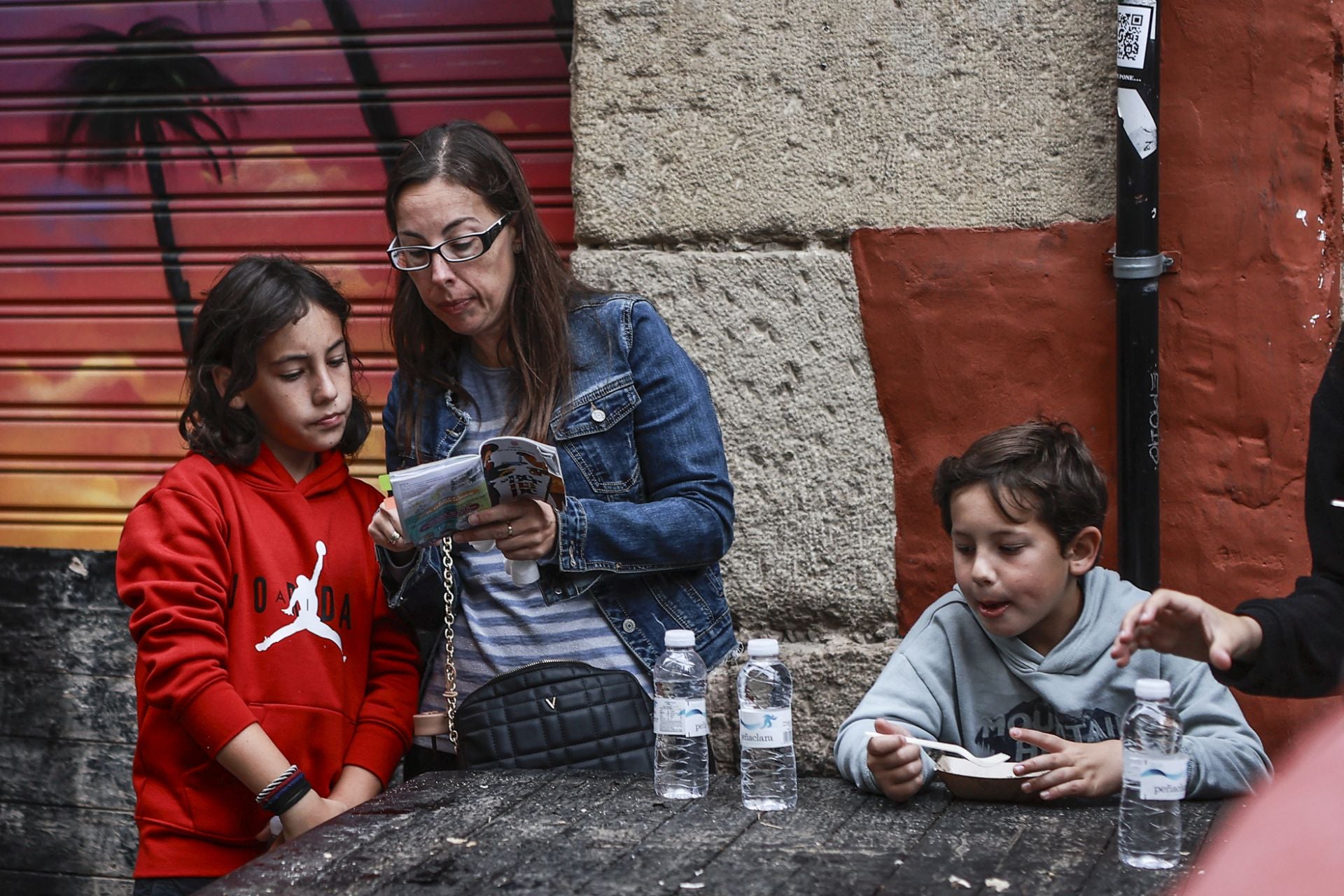 Degustación de gulas en la plaza Martínez Zaporta, de la peña Simpatía