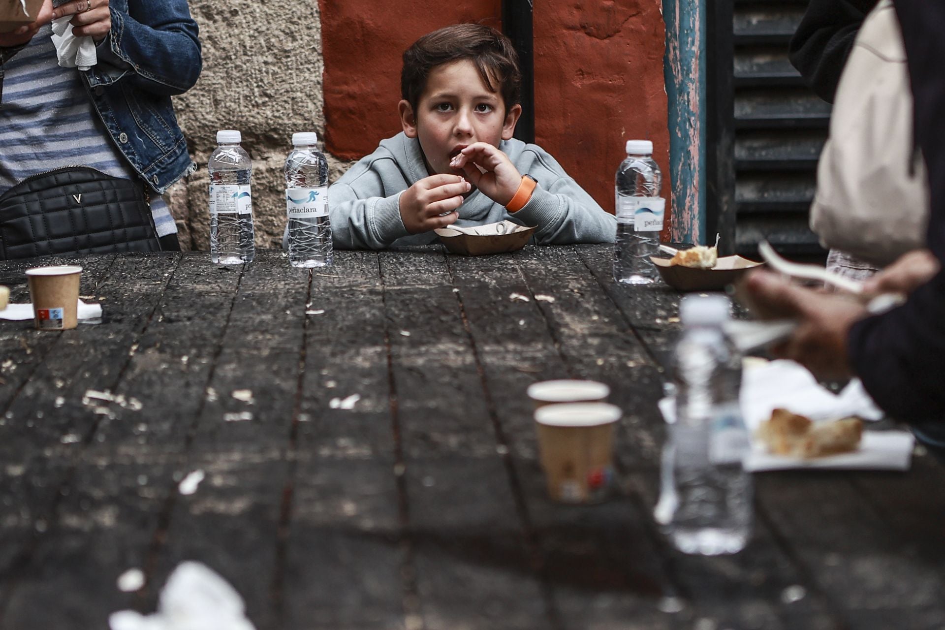 Degustación de gulas en la plaza Martínez Zaporta, de la peña Simpatía