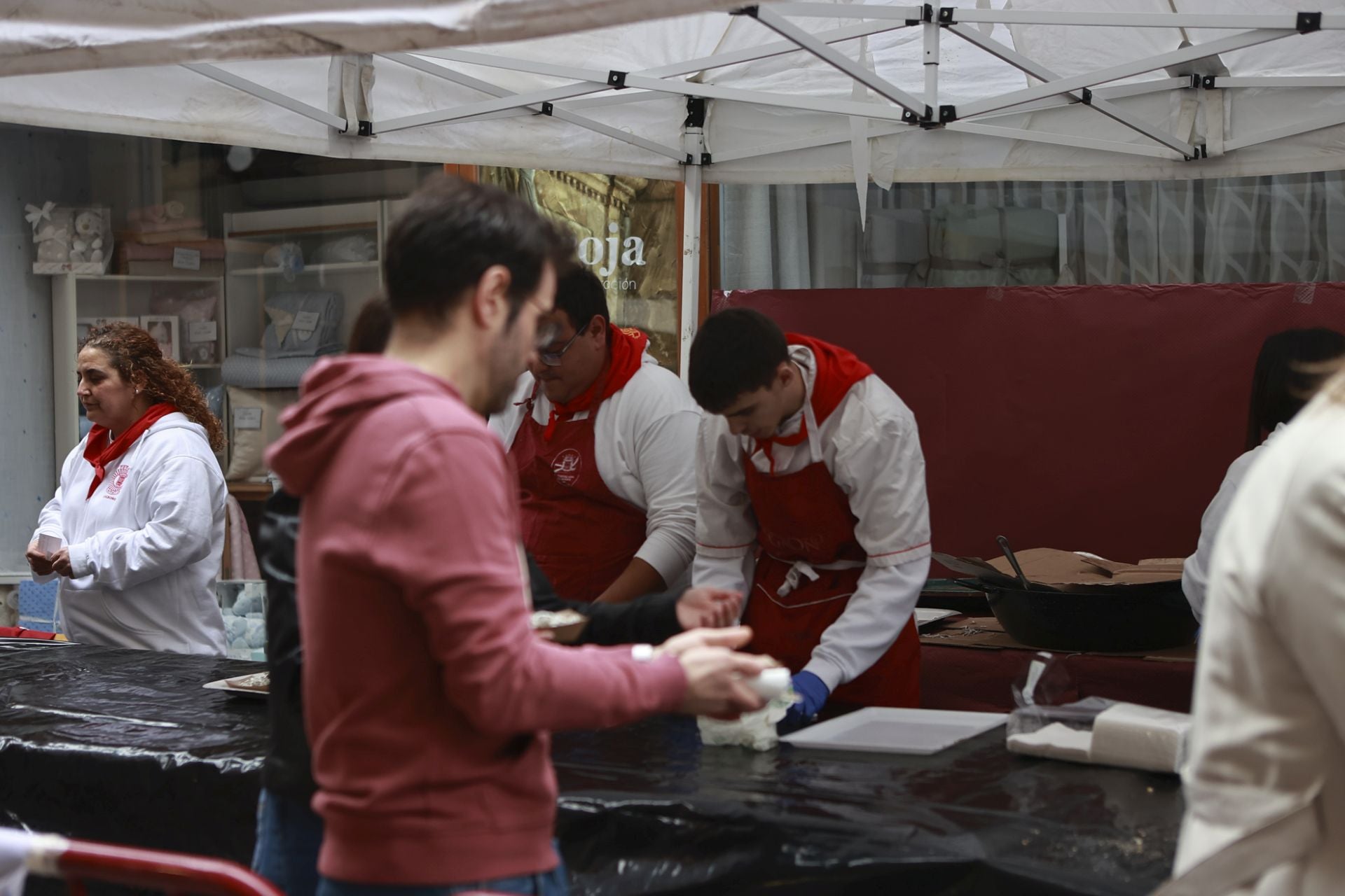 Degustación de gulas en la plaza Martínez Zaporta, de la peña Simpatía