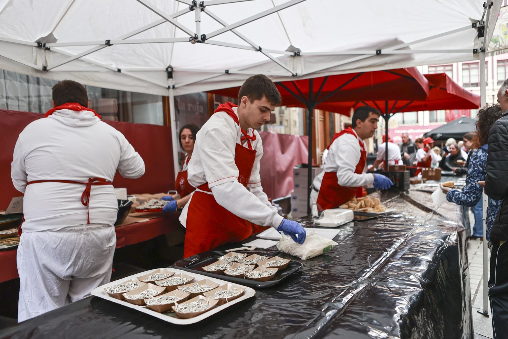 Degustación de gulas en la plaza Martínez Zaporta, de la peña Simpatía