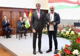 El presidente del Ejecutivo regional, Gonzalo Capellán, junto a Rafael Pérez, nada más recibir el Galardón de las Artes y la Cultura.