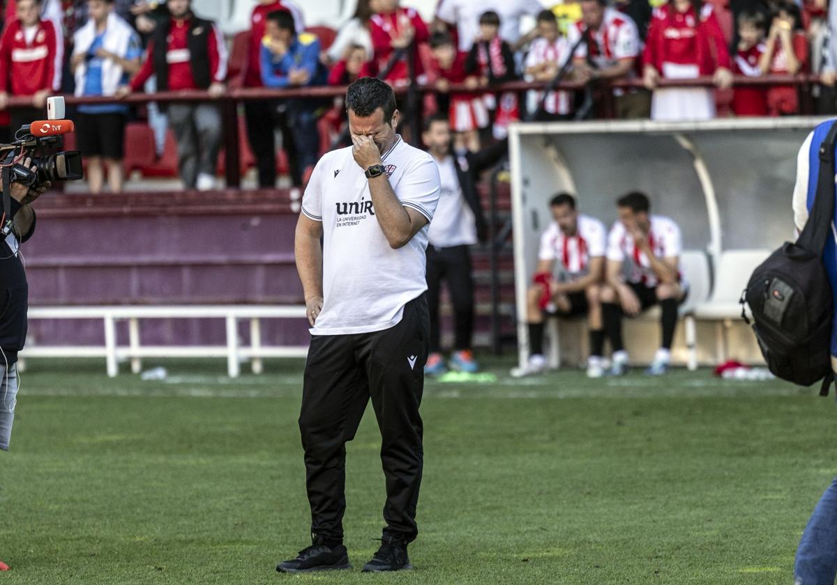 Diego Martínez, desolado tras no pasar la eliminatoria contra el Marbella.