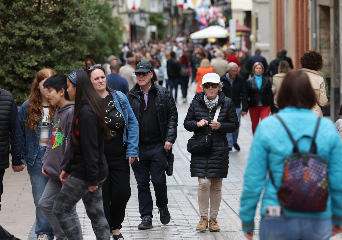 Las mangas cortas brillan por su ausencia en el centro de Logroño, este lunes.