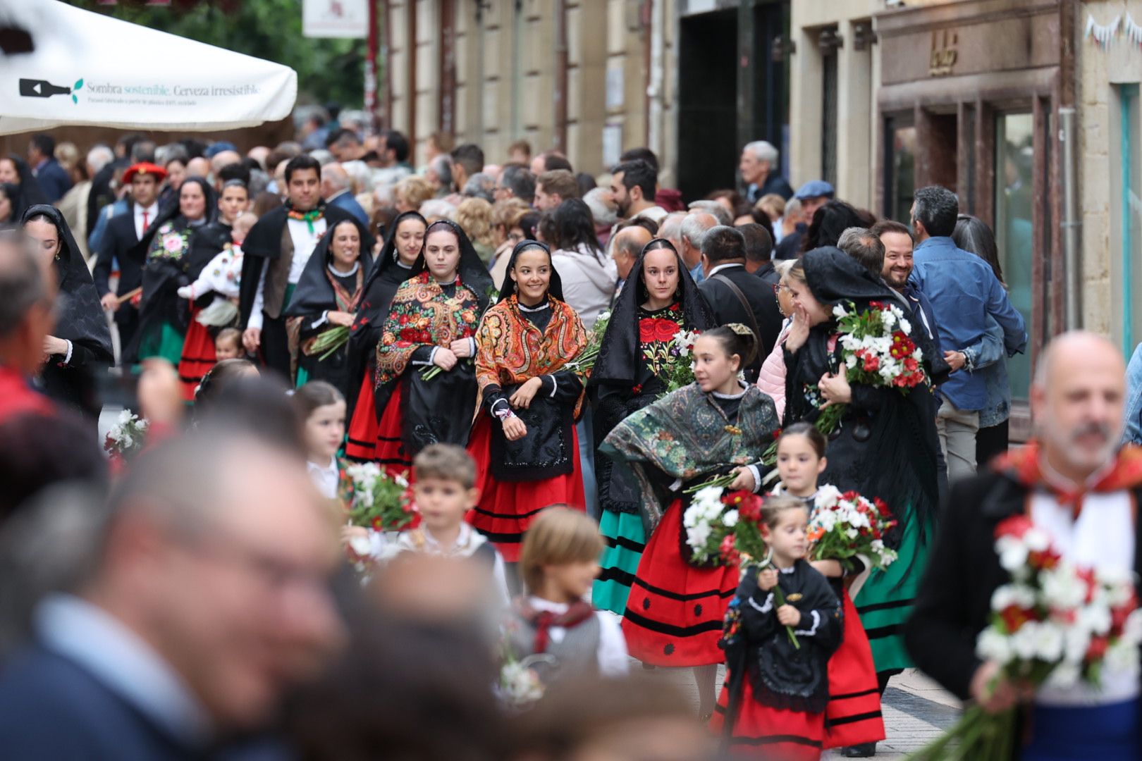 Logroño vuelve a honrar a su patrón con flores