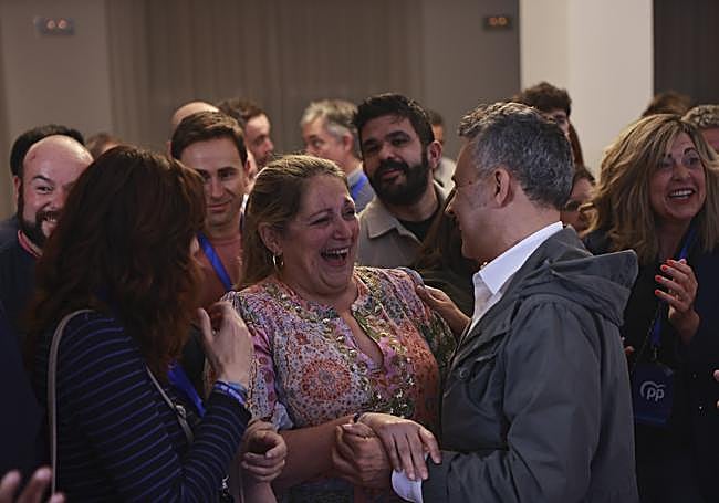 Esther Herranz, con una sonrisa, saluda a Conrado Escobar.