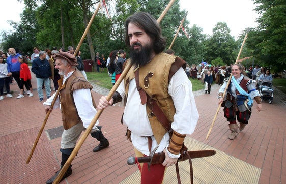 Recreación del campameto de la milicia logroñesa y desfiles por Logroño