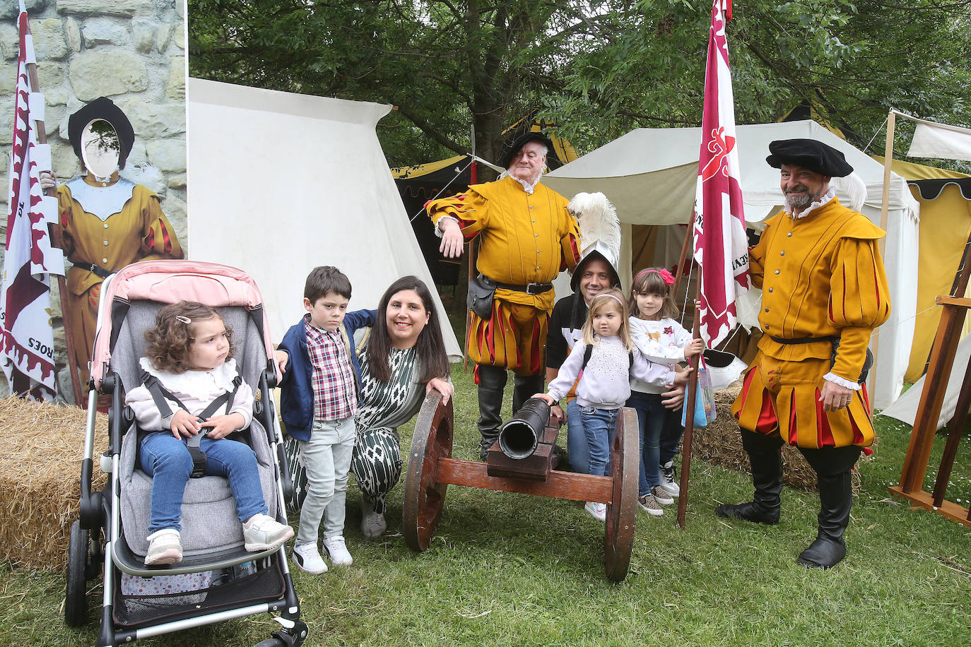 Recreación del campameto de la milicia logroñesa y desfiles por Logroño